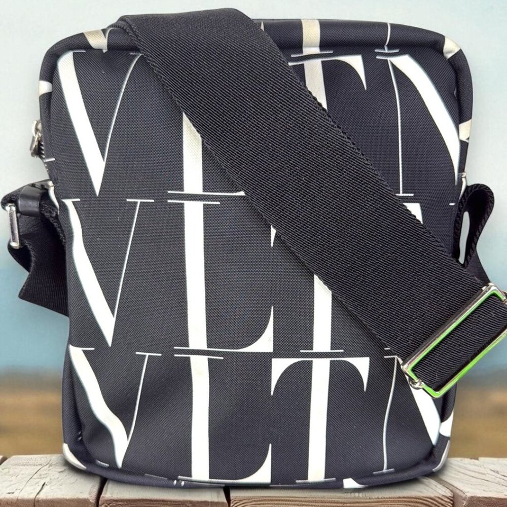 Valentino Garavani VLTN Logo Camera Crossbody Bag with COA - Picture 1 of 14